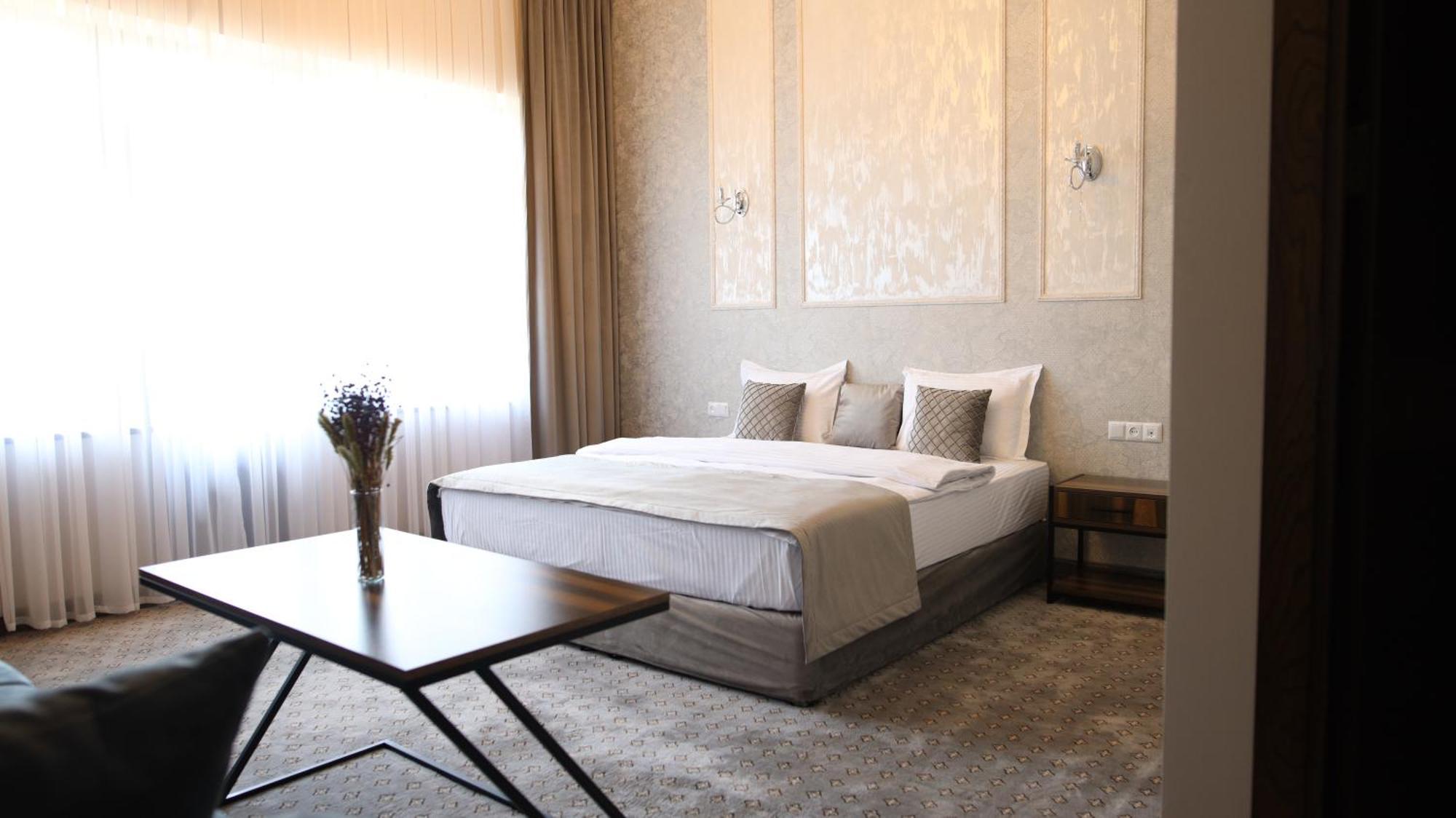 Bmg Hotel By Grigoryans Group Goris Buitenkant foto