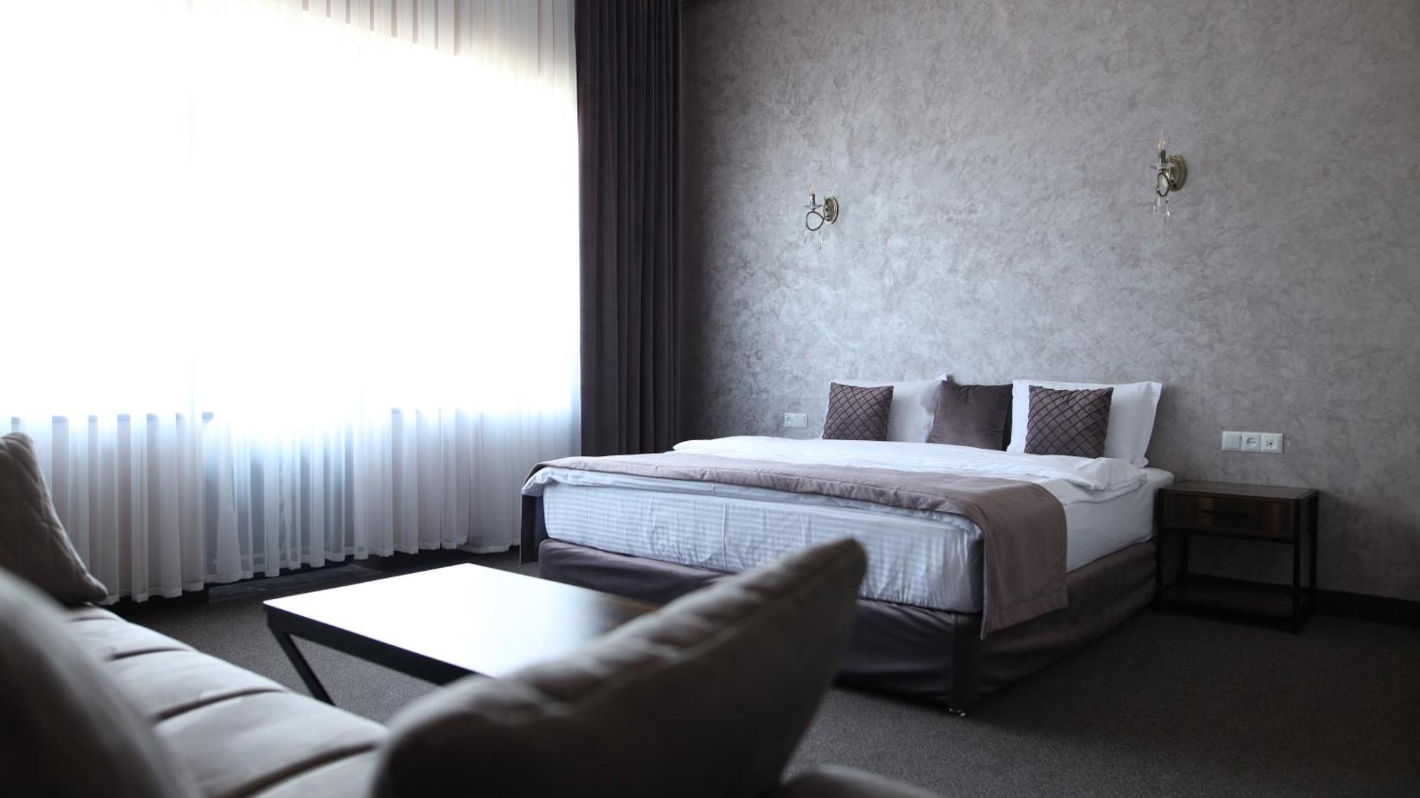 Bmg Hotel By Grigoryans Group Goris Buitenkant foto